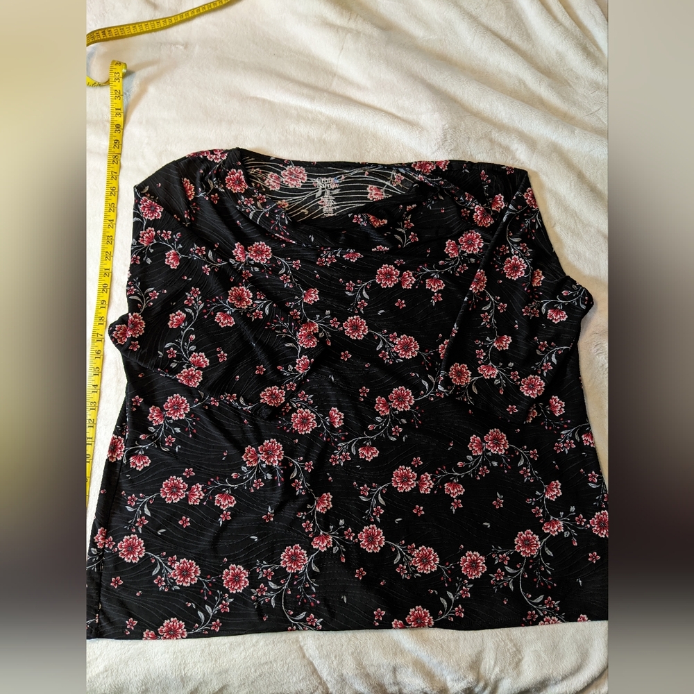 Quarter sleeve blouse with flowers